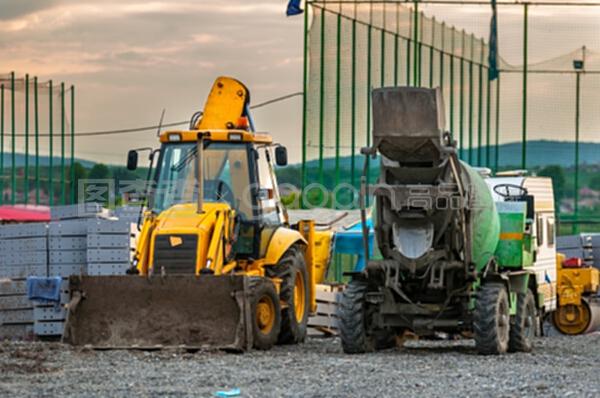 科技与美学的交融 点亮城市的建筑机械灯光艺术